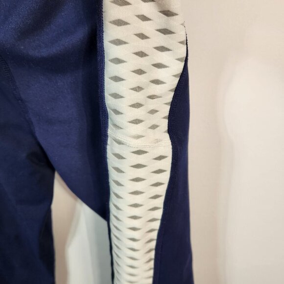 Women's Blue Brooks Capri Leggings. Size Large - Picture 7 of 9